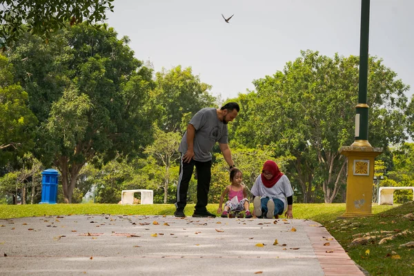 Bangi Μαλαισία Οκτ 2021 Παιδιά Ιππασία Skateboard Και Σκούτερ Στο — Φωτογραφία Αρχείου