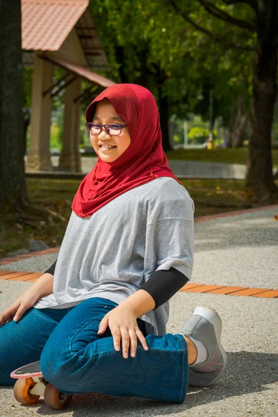 Ung Flicka Bär Hijab Inte Han Skateboard Parken — Stockfoto