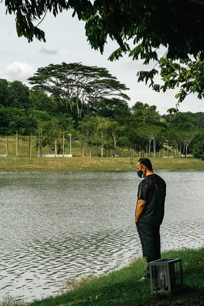 マレーシアのプトラジャヤ公園に水の波紋を持つ湖 — ストック写真