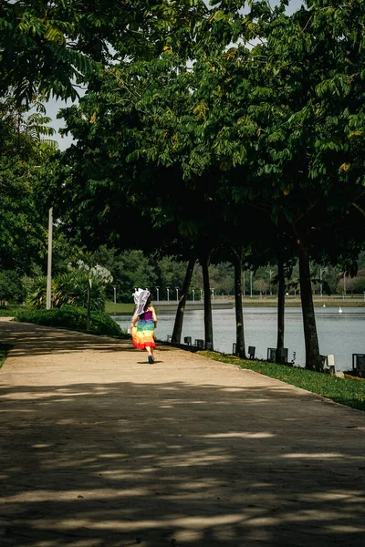 Mooi Park Een Zonnige Dag Motie Van Een Meisje Vlucht — Stockfoto