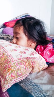 Çocuk gündüz uykulu hissediyor.