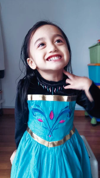 Портрет Маленької Дівчинки Яка Мріє Бути Принцесою Костюмі — стокове фото