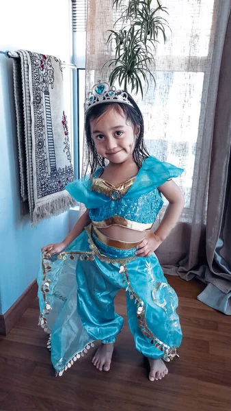 Маленька Дівчинка Мріє Стати Арабською Принцесою Одягаючи Костюм — стокове фото