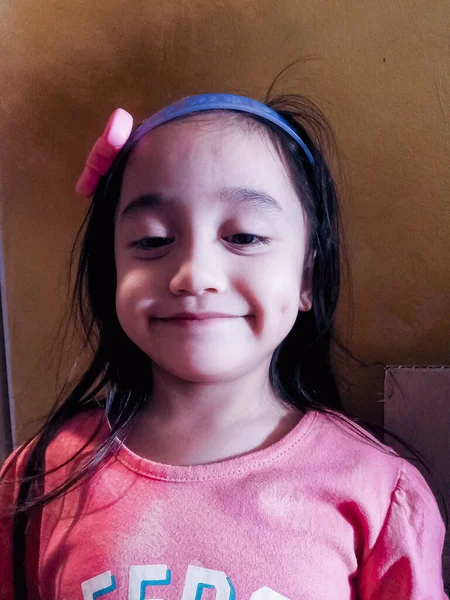 Азійська Дівчинка Мізинцем Обличчі Посміхається — стокове фото