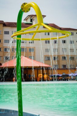 Port Dickson, Malezya - 19 Kasım 2021 Ehsan Su Parkı 'nda renkli su fıskiyeleri.