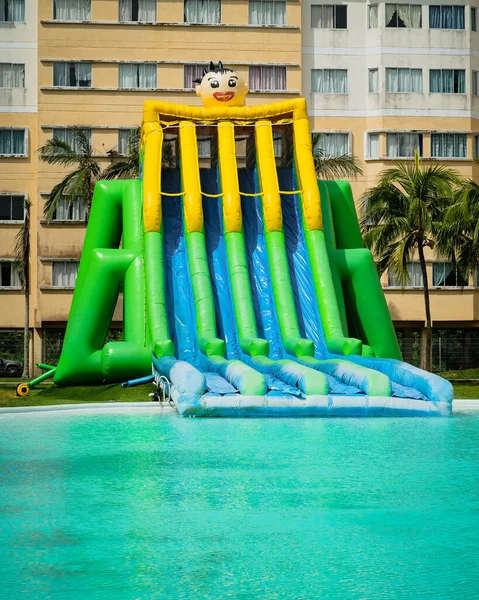 말레이시아의 2021 수영장에 아이들을 사다리와 슬립을 머리가 형형색색의 슬라이드 — 스톡 사진