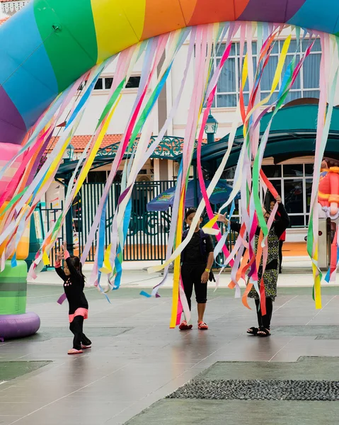 Port Dickson Malezya Kasım 2021 Renkli Perdelerinden Yürüyen Çocuklar — Stok fotoğraf