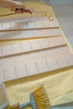 Marangozun yanındaki kontrplak üzerine palto sürüyorum. DIY ev projesi.