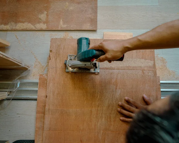 再生材 合板床の生産 床面に合板を設置する — ストック写真