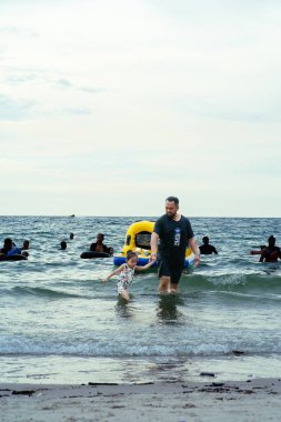 Port Dickson, Malezya - 5 Kasım 2021: Port Dickson Beach 'te halk ziyaretçileri ve ailesi eğleniyor.