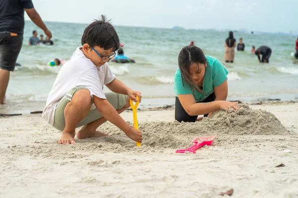 아이들이 놀이를 있습니다 해변에서 아시아 꼬마들 — 스톡 사진