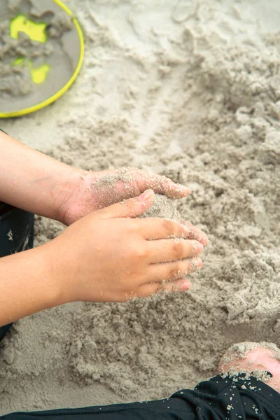 Child Playing Sand Hands Beach — Stock Photo, Image