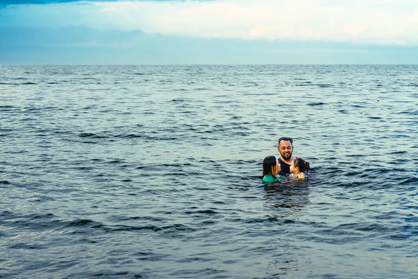 髭を生やした男が海で泳いでいる — ストック写真