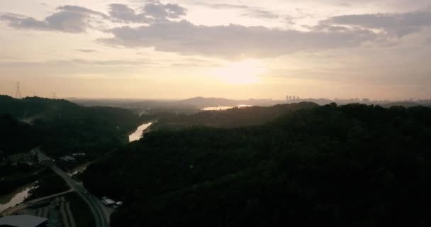Όμορφο Ηλιοβασίλεμα Πάνω Από Βουνά — Αρχείο Βίντεο