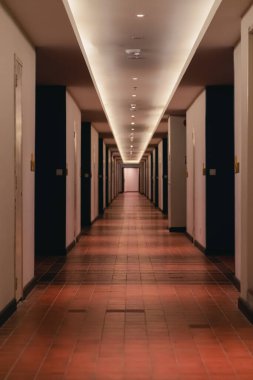 Bir otel odasında gündüz geçidi (yol, patika, koridor, koridor)