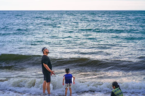 Pai Filhos Estão Divertindo Praia Ideia Uma Família Feliz — Fotografia de Stock