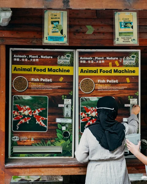 マレーシア クアラルンプール 2021年10月14日魚ペレット販売動物性食品自動販売機 — ストック写真