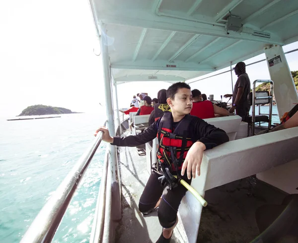 Menino Vestindo Colete Salva Vidas Snorkeling Engrenagens Barco — Fotografia de Stock