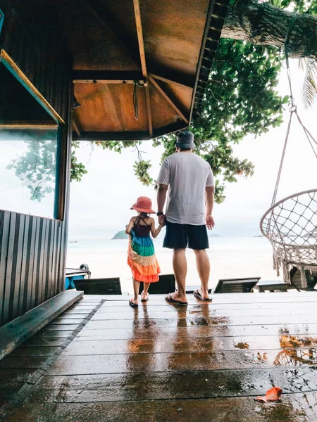 Pai Filha Mãos Dadas Resort Praia Vista Por Trás — Fotografia de Stock