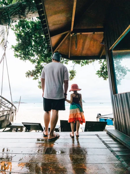 Pai Filha Mãos Dadas Resort Praia Vista Por Trás — Fotografia de Stock