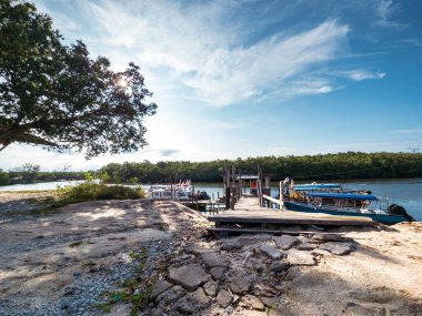 Merang, Terengganu, Malezya 'daki Jetty' de güzel bir altın saat..