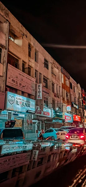 マレーシアのクアラTerengganu 2022年5月8日 都市の反射で雨の夜 水溜りからの眺めを閉じます — ストック写真