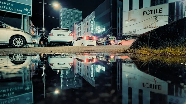 マレーシアのクアラTerengganu 5月8 2022 反射して道路上の雨の夜 水溜りからの眺めを閉じます — ストック写真