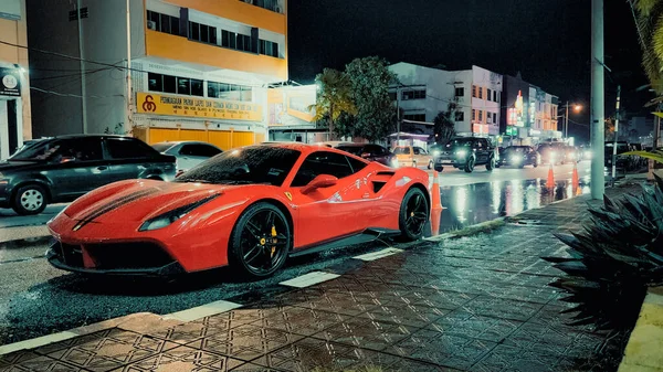 Kuala Terengganu, Malezya - 8 Mayıs 2022: Yağmurlu bir gecede Ferrari Otomobili.