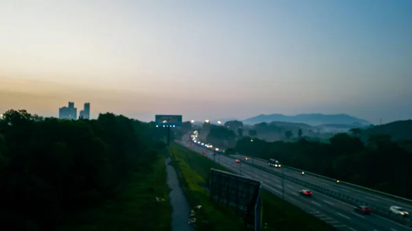 マレーシア半島の南と北を結ぶ高速道路のブリュリー写真 日の出の風景の上にドローンを介してアリアルビュー — ストック写真