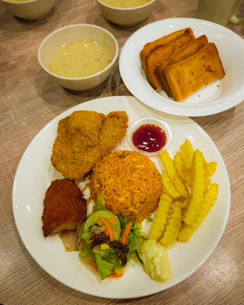 Riz Frit Servi Avec Côtelettes Poulet Soupe Aux Champignons — Photo