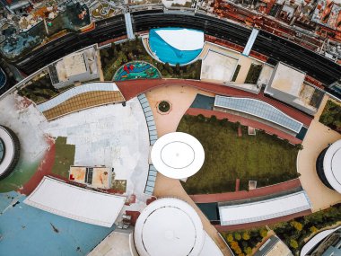 Kuala Lumpur, Malezya - 8 Eylül 2021 Lalaport AVM insansız hava aracı görüntüsü. Yukarıdan aşağıya.