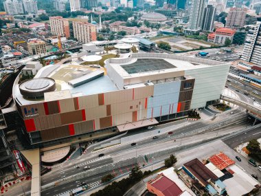 Kuala Lumpur, Malezya - 8 Eylül 2021 Lalaport AVM insansız hava aracı görüntüsü. Yukarıdan aşağıya.