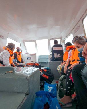 Redang, Malezya - 9 Mayıs 2022: feribotla adaya.