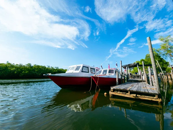 Merang, Terengganu, Malezya 'daki Jetty' de güneşli güzel bir gün..