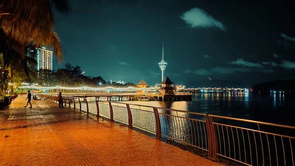 マレーシアのクアンタン島 2022年5月7日 夜にクアンタン湾のメナーラテルンタム島 クアンタンはパハンの首都です パハンはマレーシアの州の一つです — ストック写真