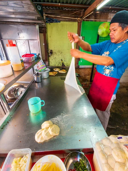 Kuantan, Malezya - 12 Mayıs 2022: Sabah kahvaltısı için Prata ekmeği veya roti kanai hazırlayan sokak işportacısı.