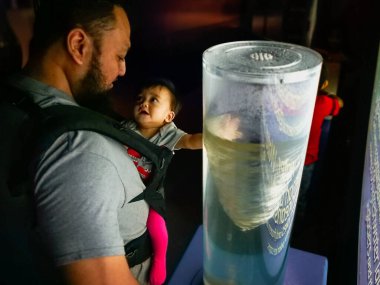 Kuala Lumpur, Malezya - 7 Nisan 2018: Babasıyla bebek giyimi Ulusal Bilim Merkezi 'nde.