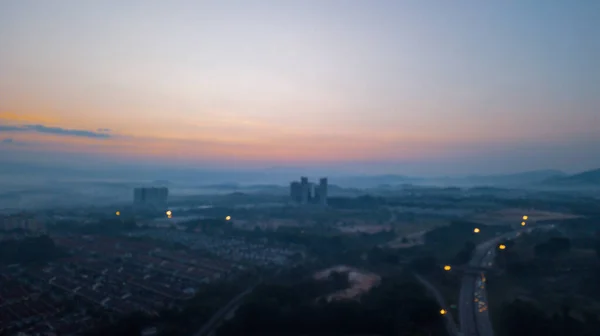 Foto Desfocada Cidade Perto Rodovia Uma Vista Aérea Drone Uma — Fotografia de Stock