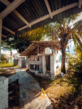 Parktaki kediler için küçük, şirin beton evler. Sokak hayvanlarının bakımı.