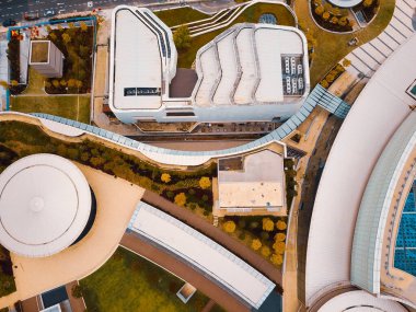 Kuala Lumpur, Malezya - 8 Eylül 2021 Lalaport AVM insansız hava aracı görüntüsü. Yukarıdan aşağıya.