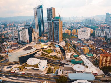 Kuala Lumpur, Malezya - 8 Eylül 2021: Lalaport alışveriş merkezi insansız hava aracı görünümü.