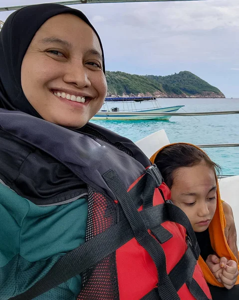 Feliz Hijab Mulher Tomando Selfie Com Seu Filho Barco Mar — Fotografia de Stock