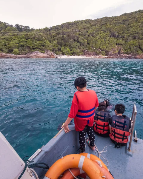 People Wearing Life Jackets Sitting Boat View — Stock Photo, Image