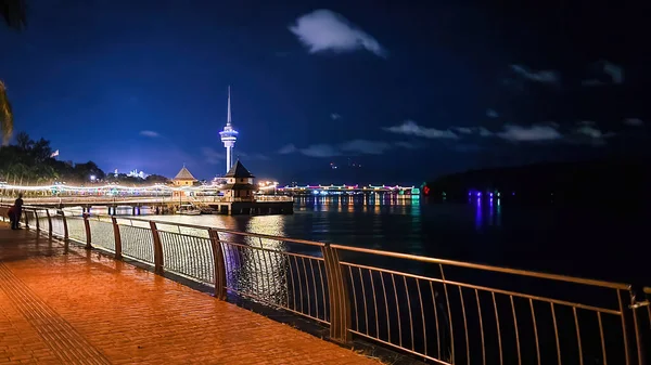 マレーシアのクアンタン島 2022年5月7日 夜にクアンタン湾のメナーラテルンタム島 クアンタンはパハンの首都です パハンはマレーシアの州の一つです — ストック写真