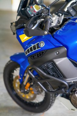 Kuala Lumpur, Malezya - 6 Temmuz 2022: Yamaha XT1200Z Süper Tnr 'nin mavi renkli yakın çekimi. 