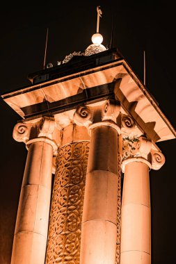 Putrajaya 'da gece vakti Seri Gemilang Köprüsü' nün yakınında..