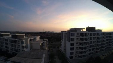 Bangi, Malezya - 16 Nisan 2019 - Putra1 Konut Dairesinin arkasından güneşin doğuşu.