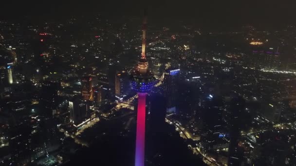 Roterande Utsikt Över Menara Kuala Lumpur Tower Natten Flygfoto Över — Stockvideo