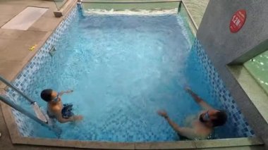 Port Dickson, Malezya 17 Aralık 2020 Aile Lexis Hibiscus özel villa Oteli, Negeri Sembilan 'da sonsuz havuzda yüzüyor.