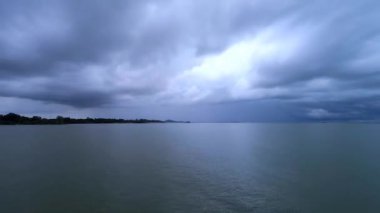  Yüksek Kalite Görüntü. Zaman kayması, gökyüzü ve beyaz bulutlar. Dramatik bir gökyüzü. Güzel doğa zaman kayıp bulutlar denizde